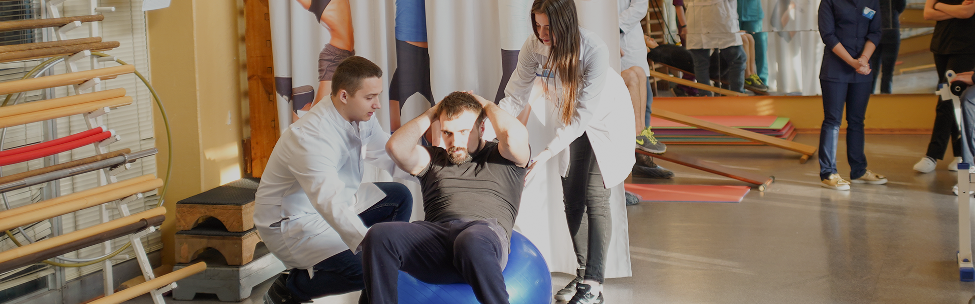 Лікарі реабілітологи займаються із пацієнтом